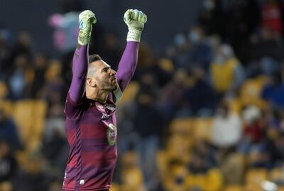 Antony Silva portero de Puebla festeja una anotación ante Tigres de UANL.