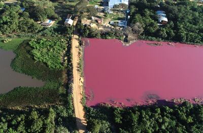 La laguna Cerro, en Limpio. Del lado derecho, el Mades confirmó ayer la alta contaminación con químicos, lo que acabó con su vida acuática y, junto con el fétido olor, tiñó el cauce de rojo.