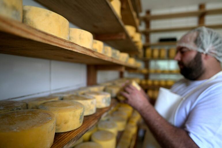 Caik Soares trabaja en la producción de queso. 