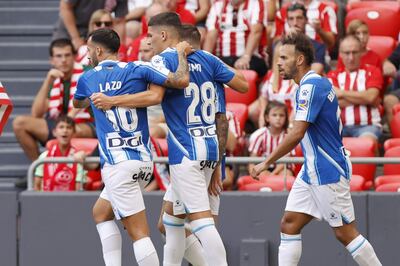 El delantero del Espanyol Braithwaite celebra con sus compañeros su gol ante el Athletic durante el partido de la cuarta jornada de Liga que disputan en el estadio San Mamés de Bilbao.