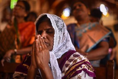 Una novia se encuentra en busca y captura por las autoridades de la India después de que se hiciera viral en las redes sociales un vídeo de ella, con la tradicional indumentaria de bodas hindú, disparado al aire durante la celebración de su matrimonio en el norte del país.