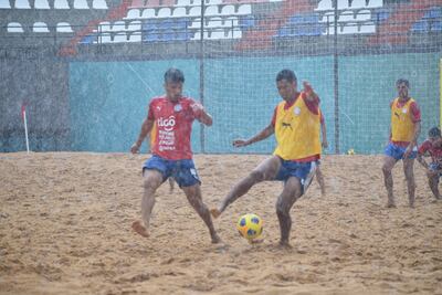 Bajo la lluvia de ayer a la mañana, los Pynandi seguían trabajando con miras a la Copa América.