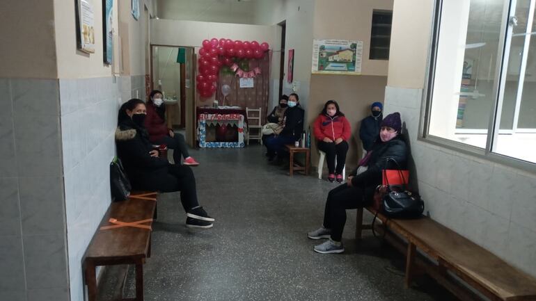 Pese al frío mujeres embarazadas llegaron para recibir la vacuna contra el COVID-19