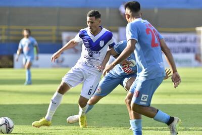Edgar Zaracho trata de llevar el balón ante la marca de dos jugadores de Resistencia