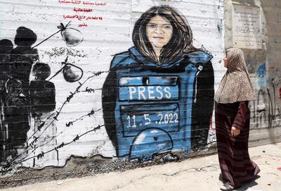 Una mujer pasa junto a un mural dedicado a la periodista palestina Shireen Abu Akleh, en Belén.