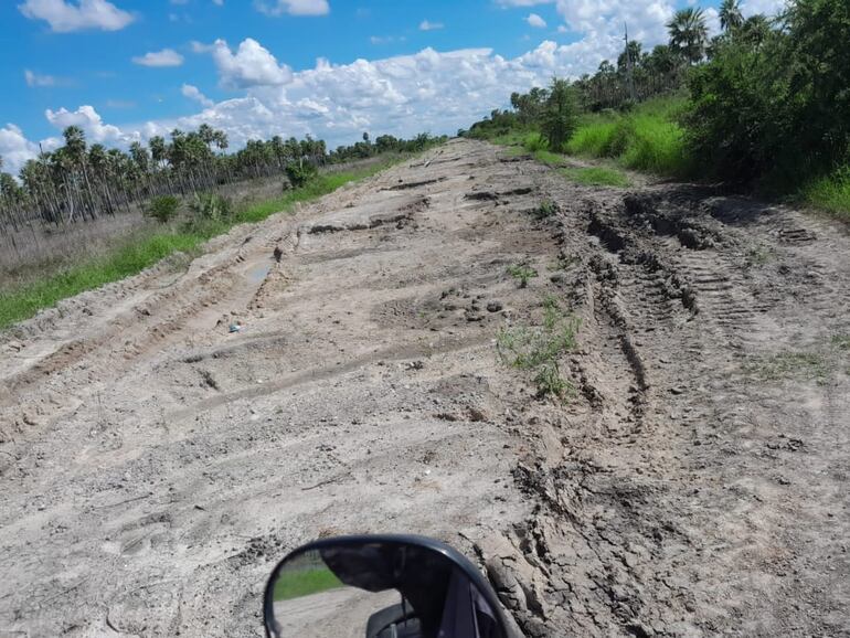 Estado actual del camino que conduce a Puerto Casado, no se realizan trabajos de reparación.