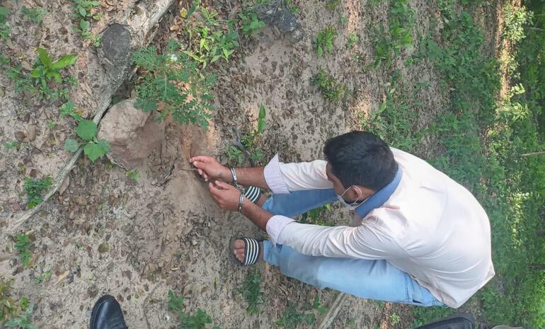 El detenido Gastón Alfredo Torales González, muestra a los intervinientes donde ocultó el dinero