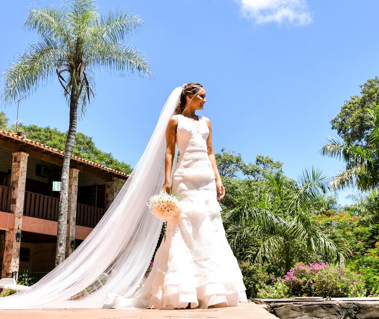 Hermosa lució la novia con un vestido diseñado y confeccionado por Madera. Ella llevó un tocado hecho por Morel Atelier, y fue peinada y maquillada por Ava San Bernardino.