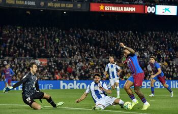 La jugada del polémico penal para Barcelona. Leandro Cabrera se tira para rechazar el balón de los pies de Memphis Depay.