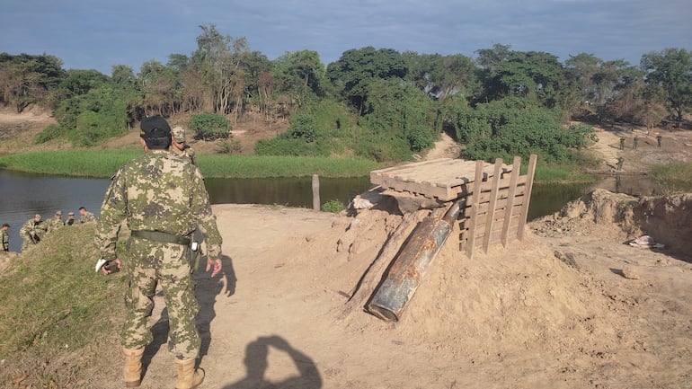La Armada Paraguaya destruyó hoy puertos clandestinos en Puerto Falcón