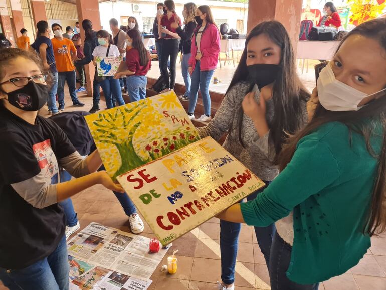 Pinturas, mensajes, preparación de basureros formó parte de la expresión ambiental de los niños jóvenes