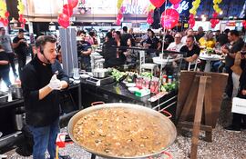 Dani Chef, el Españolísimo, deleitó al público con platos especiales de España.