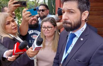 Los fiscales Alicia Sapriza y Osmar Legal, al salir de la residencia de Arnaldo Giuzzio, luego del allanamiento.