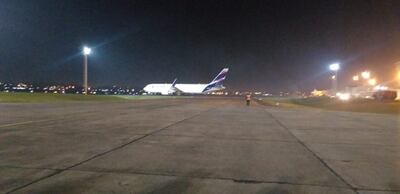 Foto del avión que trajo este viernes 30 al Paraguay un lote de 35 dosis de las vacunas de Pfizer.