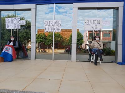 Dos funcionarios se encadenan en la entrada de la Comuna caazapeña