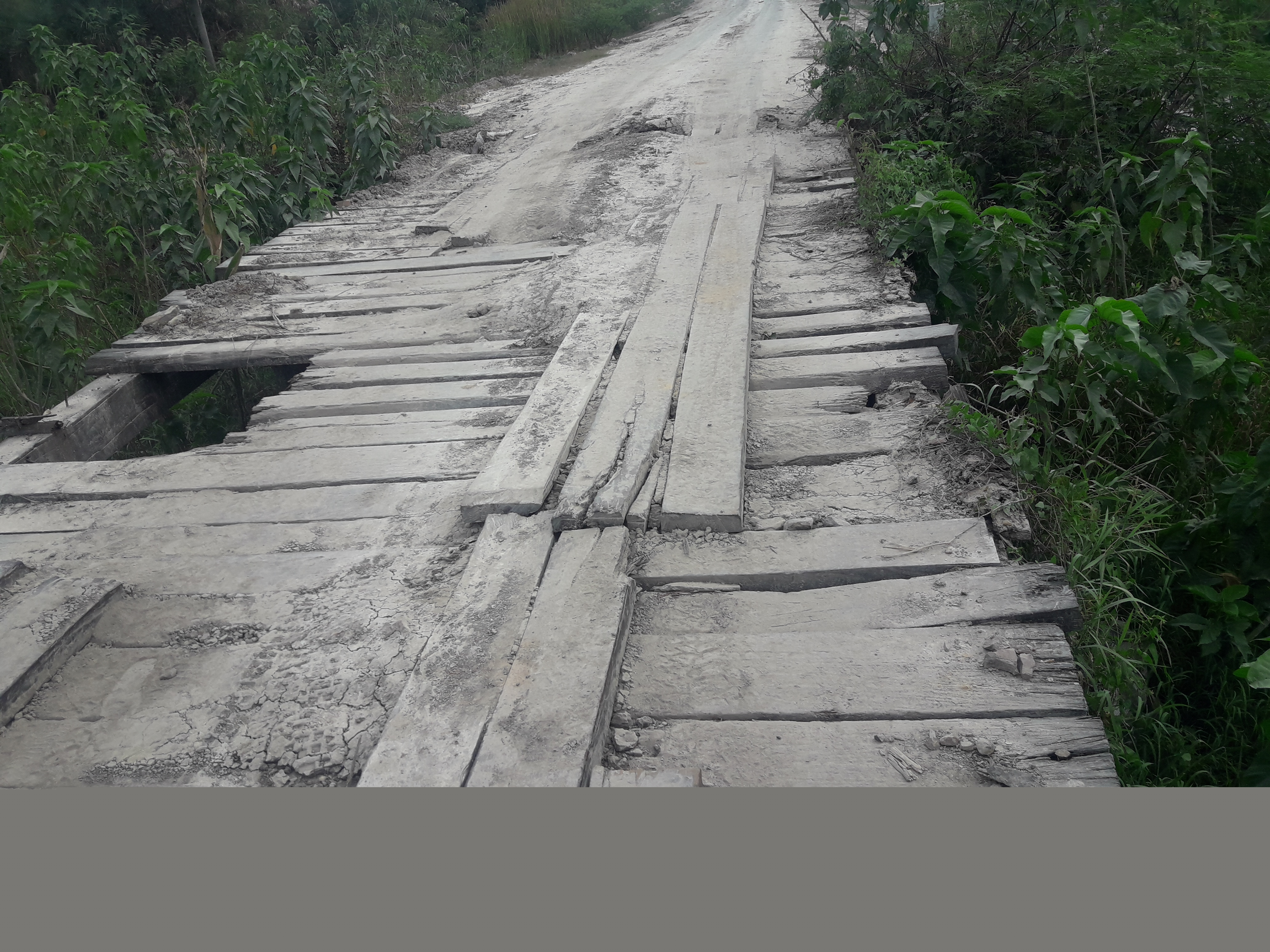 Así se encuentra este puente de madera ubicado a 5 km del casco urbano de Fuerte Olimpo.