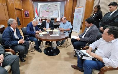 El documento fue firmado por el ministro Arnoldo Wiens y representantes del consorcio adjudicado.