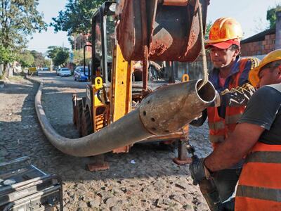 Están utilizando una tecnología llamada “pipe bursting”, que no requiere la apertura de zanjas.