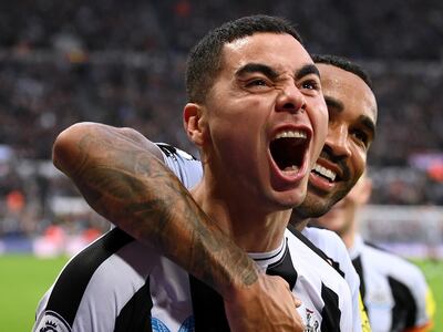 Miguel Almirón festeja el tanto contra el Aston Villa por la jornada 13 de la Premier League.