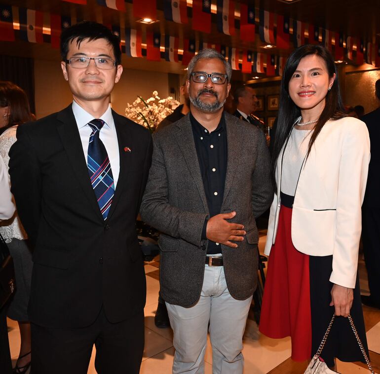 Ciro Yang, Nahem Reyes y Avelina Liu.