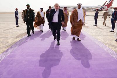 Boris Johnson, llegó a Arabia Saudita para una visita centrada en el aumento de los precios del petróleo.
