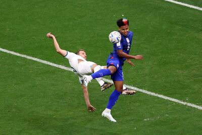 Harry Kane (i), en disputa con el defensor Weston McKENNIE (d).