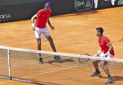 Ayed Zatar (i) y Juan Borba Aguayo, ambos integrantes del equipo nacional de Copa Davis, se enfrentan entre sí hoy en primera ronda del torneo Profesional de la APT.