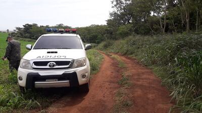 Patrulla policial en la colonia 204, en Amambay, donde fue hallada una fosa común con cuatro cadáveres.
