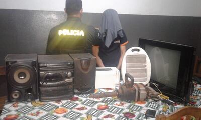 El detenido Félix Antonio Lezcano con los objetos recuperados de su poder.