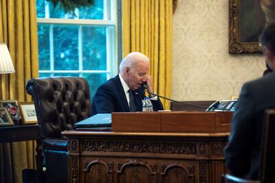 El presidente de los Estados Unidos, Joe Biden, realiza una llamada con el presidente de Ucrania, Volodymyr Zelenskyy, para discutir el fortalecimiento militar de Rusia en las fronteras de Ucrania.