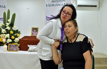 Familiares de Ruby Pardo rindiendo homenaje a su vida luego de que fuera reclutada por las FARC en 1989, cuando tenía 15 años, y muriera en combates en Meta (Colombia). Yolanda Pardo llevaba desde 1997 buscando a su hermana Ruby, que como ella fue reclutada siendo menor de edad por la extinta guerrilla de las FARC y murió en un combate. Ahora, más de 25 años después, la familia Pardo ha recibido los restos de Ruby, desaparecidos en medio del conflicto colombiano.