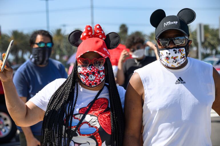 Una pareja espera en fila para entrar al parque de Disney en Anaheim, California, el pasado jueves.