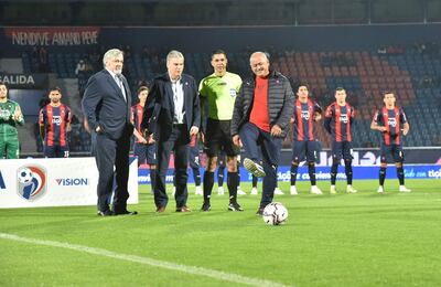 Francisco  Javier Arce (51 años), técnico de Cerro Porteño, en el puntapié inicial al torneo Clausura.