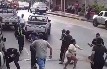 Un video muestra el momento de la agresión a los agentes de tránsito.