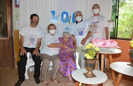 Doña María Librada Romero Vda de Ojeda tuvo que celebrar sus 100 años con un reducido grupo de su familia, atendiendo la pandemia vigente.