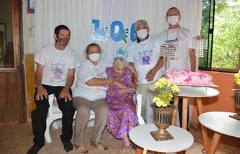 Doña María Librada Romero Vda de Ojeda tuvo que celebrar sus 100 años con un reducido grupo de su familia, atendiendo la pandemia vigente.