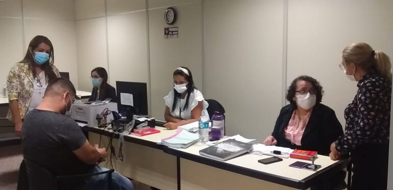 Junior Michael Peralta Díaz, en su audiencia de imposición de medidas ante la jueza Blanca Báez (der.)