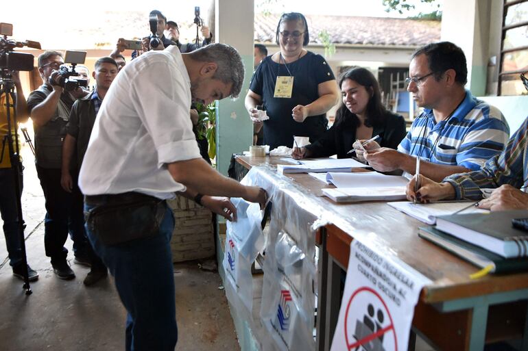 Mario Abdo Benítez vota en la escuela República de Chile en Asunción. 