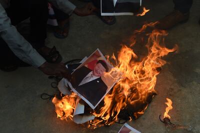 Manifestantes indios queman un retrato del presidente chino Xi Jinping durante una protesta en Ahmedabad.