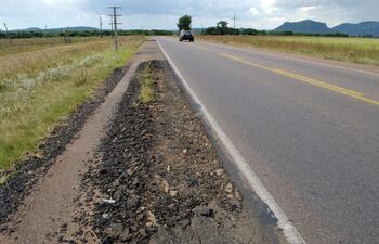La banquina de ruta PY01 acceso Paraguarí-Quiindy presenta peligros cráteres en todo el tramo.