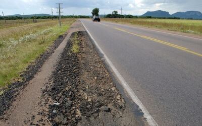 La banquina de ruta PY01 acceso Paraguarí-Quiindy presenta peligros cráteres en todo el tramo.