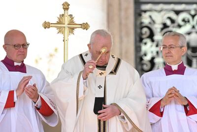 El papa Francisco (c) durante la celebración de la misa de Pascua, en la Plaza de San Pedro. (AFP)