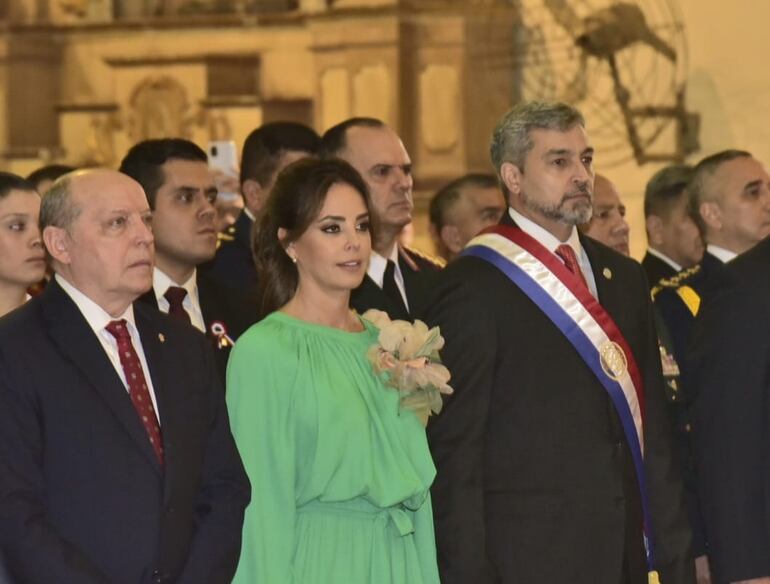 El presidente de la República Mario Abdo Benítez junto a su esposa Silvana López Moreira y el presidente de la Corte Suprema de Justicia César Diesel