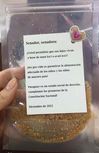 La bolsita con maní que entregó un grupo de jóvenes a los senadores.
