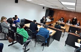 Los acusados Lino Amarilla (con campera azul) y Norberto Solís (con saco verde) ante el Tribunal de Sentencia presidido por Fabián Escobar (centro) e integrado por Wilfrido Peralta y Carlos Hermosilla.