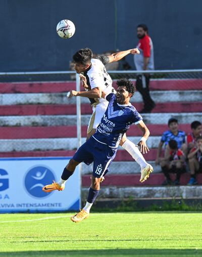 El lateral izquierdo de Tacuary, Néstor Giménez se impone en el duelo aéreo ante el extremo Alejandro Samudio de la “V azulada”.