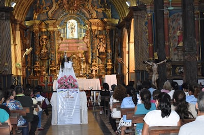Celebración eucarística dentro del templo erigido en homenaje de la Virgen de la Candelaria.