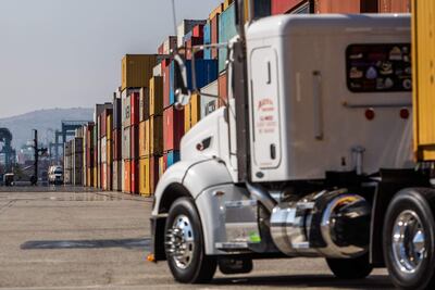 Cadenas minoristas como Walmart y Target tienen suficientes productos almacenados, dijo Biden, en un intento por tranquilizar a los consumidores que temen una escasez de alimentos y juguetes durante las fiestas navideñas debido a la crisis de suministros.