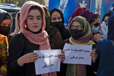 Mujeres afganas protestan frente a la Universidad de Kabul, el pasado martes.