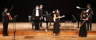 Ale Leju (der.) felicitando al ensamble que interpretó su obra al término de la presentación, en el Teatro Municipal.